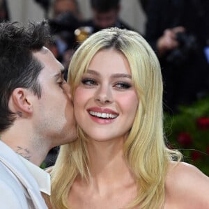 Brooklyn Beckham et Nicola Peltz arrivent au Met Gala 2022. Credit: Doug Peters/EMPICS ...