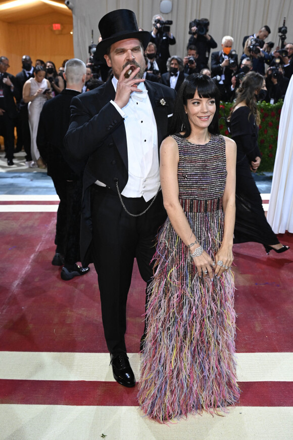 David Harbour et Lily Allen - Les célébrités arrivent à la soirée du "MET Gala 2022 : In America: An Anthology of Fashion" à New York, le 2 mai 2022. 