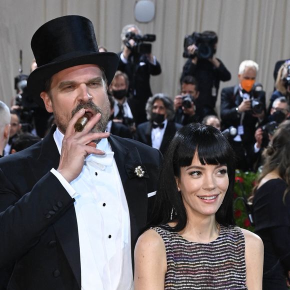 David Harbour et Lily Allen - Les célébrités arrivent à la soirée du "MET Gala 2022 : In America: An Anthology of Fashion" à New York, le 2 mai 2022. 