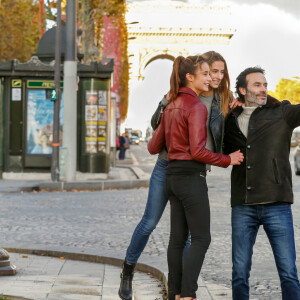 Rendez-vous avec Anthony Delon et ses filles Loup et Liv sur les Champs-Elysées à Paris, France, le 26 novembre 2017. © Philippe Doignon/Bestimage 