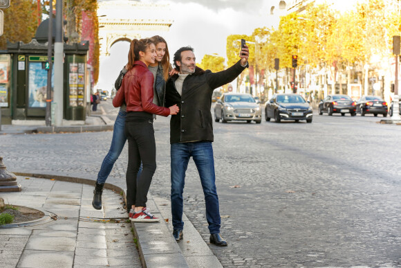 Rendez-vous avec Anthony Delon et ses filles Loup et Liv sur les Champs-Elysées à Paris, France, le 26 novembre 2017. © Philippe Doignon/Bestimage 