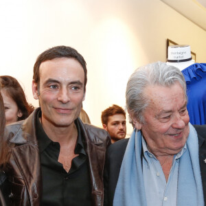 Alain Delon avec ses petites filles Loup et Liv et son fils Anthony Delon - Lancement de la marque de vêtements de cuir "Anthony Delon 1985" chez Montaigne Market à Paris. Le 7 mars 2017 © Philippe Doignon / Bestimage 