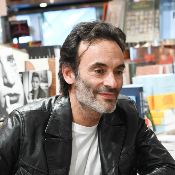 Anthony Delon dédicace son livre "Entre chien et loup" à la librairie du Publicisdrugstore à Paris. © Coadic Guirec/Bestimage 