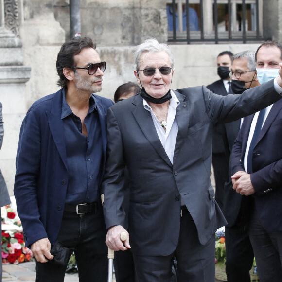 Alain Delon et son fils Anthony - Obsèques de Jean-Paul Belmondo en l'église Saint-Germain-des-Prés, à Paris le 10 septembre 2021. © Cyril Moreau / Bestimage 