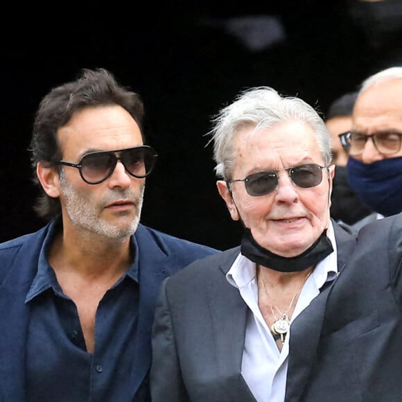 Alain Delon et son fils Anthony - Obsèques de Jean-Paul Belmondo en l'église Saint-Germain-des-Prés, à Paris le 10 septembre 2021. © Dominique Jacovides / Bestimage 