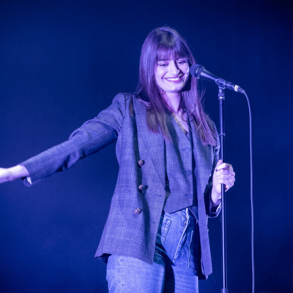 Clara Luciani - XVème gala pour la Fondation Recherche Alzheimer à l'Olympia à Paris le 14 mars 2022. Sous la direction artistique de P. Souchon, des grands noms de la chanson française se mobilisent autour d'un concert sur le thème "2 générations chantent pour la 3ème". L'intégralité des bénéfices de cette soirée servira à financer la recherche sur la maladie d'Alzheimer. © Jack Tribeca/Bestimage 