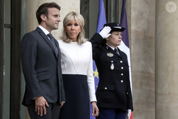 Le président français Emmanuel Macron accompagné de la première dame, Brigitte Macron reçoit Narendra Modi, Premier ministre de la République de l'Inde, pour un entretien au palais de l'Elysée, Paris, France, 4 mai 2022.