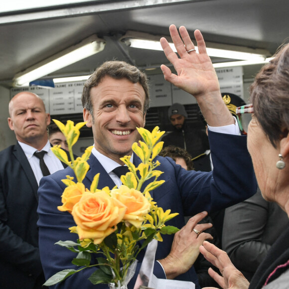 Le président de la République française, Emmanuel Macron s'est rendu à Barbazan-Debat, Hautes-Pyrénées, France, le vendredi 29 avril 2022, ou il a déambule dans les allées du marché situé sur la place de l'Eglise, à la rencontre des habitants, commerçants, artisans et élus de cette commune pyrénéenne, avec lesquels il a échangé sur les enjeux de leur territoire
