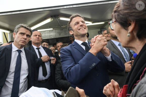 Le président de la République française, Emmanuel Macron s'est rendu à Barbazan-Debat, Hautes-Pyrénées, France, le vendredi 29 avril 2022, ou il a déambulé dans les allées du marché situé sur la place de l'Eglise