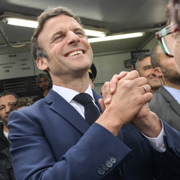 Le président de la République française, Emmanuel Macron s'est rendu à Barbazan-Debat, Hautes-Pyrénées, France, le vendredi 29 avril 2022, ou il a déambulé dans les allées du marché situé sur la place de l'Eglise