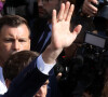 Le président français Emmanuel Macron rencontre des résidents lors d'un bain de foule sur la place du marché Saint-Christophe à Cergy, en banlieue parisienne, dans le cadre de son premier déplacement après avoir été réélu président, France, 27 avril 2022
