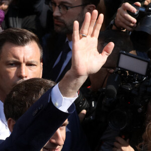 Le président français Emmanuel Macron rencontre des résidents lors d'un bain de foule sur la place du marché Saint-Christophe à Cergy, en banlieue parisienne, dans le cadre de son premier déplacement après avoir été réélu président, France, 27 avril 2022