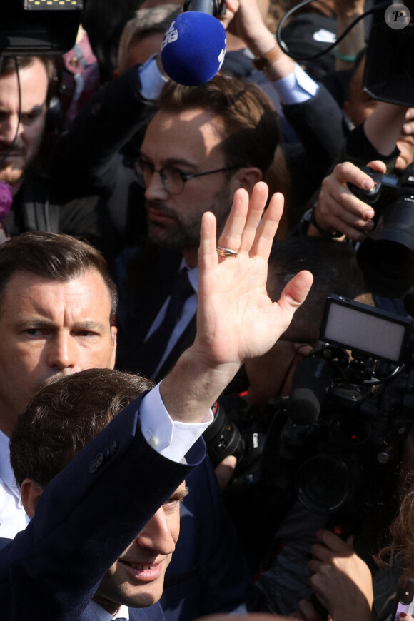 Le président français Emmanuel Macron rencontre des résidents lors d'un bain de foule sur la place du marché Saint-Christophe à Cergy, en banlieue parisienne, dans le cadre de son premier déplacement après avoir été réélu président, France, 27 avril 2022
