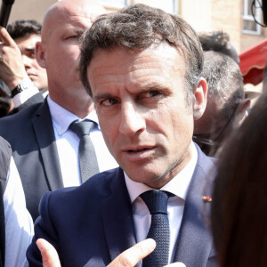 Le président français Emmanuel Macron rencontre des résidents lors d'un bain de foule sur la place du marché Saint-Christophe à Cergy, en banlieue parisienne, dans le cadre de son premier déplacement après avoir été réélu président, France, 27 avril 2022.