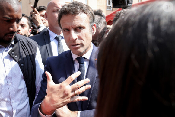 Le président français Emmanuel Macron rencontre des résidents lors d'un bain de foule sur la place du marché Saint-Christophe à Cergy, en banlieue parisienne, dans le cadre de son premier déplacement après avoir été réélu président, France, 27 avril 2022.