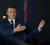 Le président Emmanuel Macron prononce un discours au Champ de Mars le soir de sa victoire à l'élection présidentielle le 24 avril 2022.