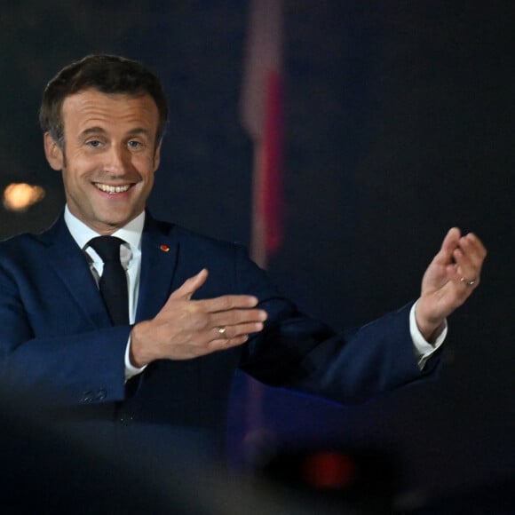 Le président Emmanuel Macron prononce un discours au Champ de Mars le soir de sa victoire à l'élection présidentielle le 24 avril 2022.