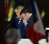 Le président Emmanuel Macron et sa femme Brigitte au Champ de Mars le soir de sa victoire à l'élection présidentielle le 24 avril 2022.