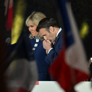 Le président Emmanuel Macron et sa femme Brigitte au Champ de Mars le soir de sa victoire à l'élection présidentielle le 24 avril 2022.