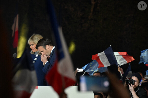 Le président Emmanuel Macron et sa femme Brigitte au Champ de Mars le soir de sa victoire à l'élection présidentielle le 24 avril 2022.