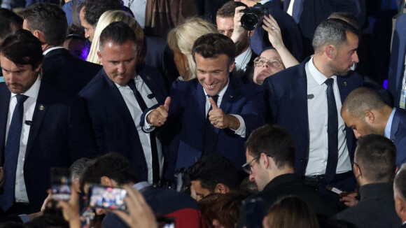 Emmanuel Macron marié depuis 15 ans : Pourquoi porte-t-il deux alliances ?