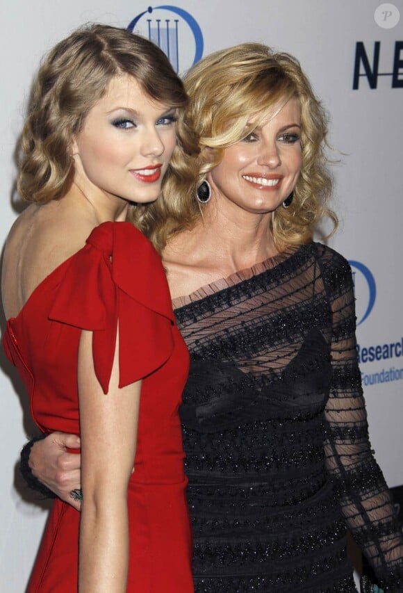 Taylor Swift et Faith Hill lors de la 15ème soirée annuelle des Saks Fifth Avenue's Unforgettable Evening, à Beverly Hills le 27 janvier 2010