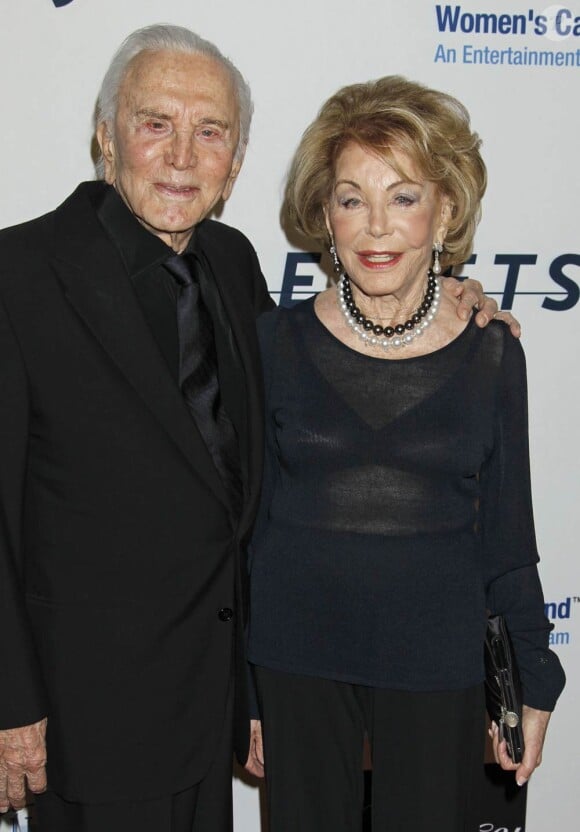 Kirk Douglas et Anne Douglas lors de la 15ème soirée annuelle des Saks Fifth Avenue's Unforgettable Evening, à Beverly Hills le 27 janvier 2010