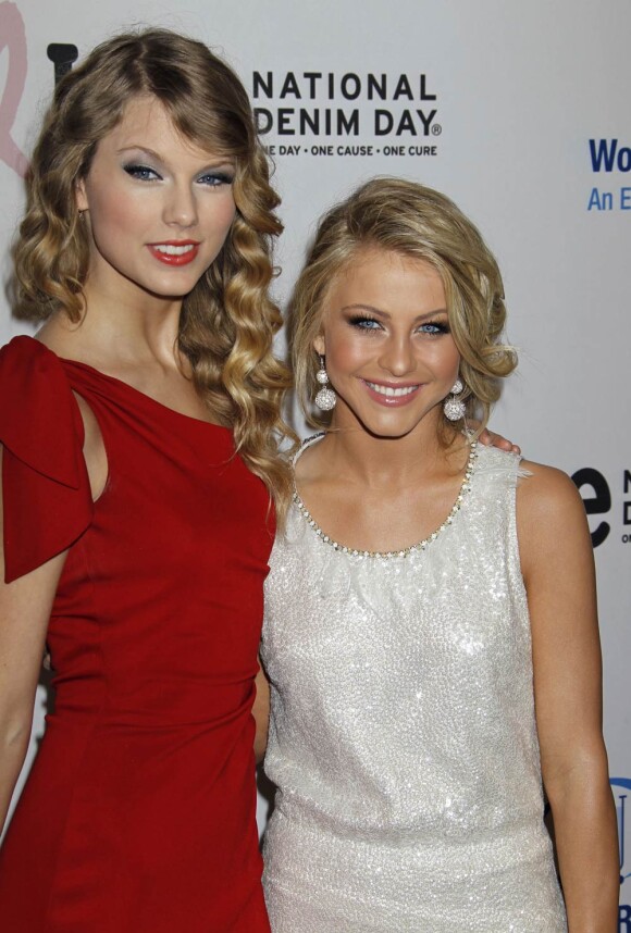 Julianne Hough et Taylor Swift lors de la 15ème soirée annuelle des Saks Fifth Avenue's Unforgettable Evening, à Beverly Hills le 27 janvier 2010