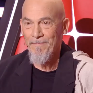 Florent Pagny apparaît le crâne rasé dans "The Voice", lors des super cross-battles - TF1