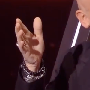 Florent Pagny apparaît le crâne rasé dans "The Voice", lors des super cross-battles - TF1