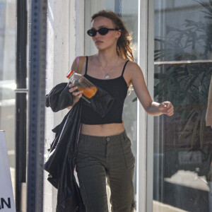 Exclusif - Lily-Rose Depp fait du shopping à la boutique "Reformation Vintage" à Los Angeles, tandis que son père, J.Depp est en plein procès pour diffamation contre son ex-femme, A.Heard à McLean (Virginie). Le 12 avril 2022.