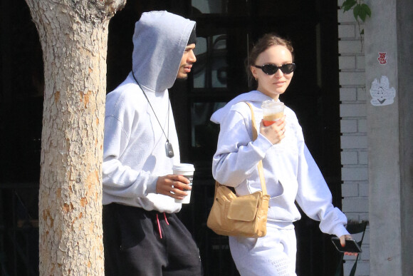 Lily Rose Depp et son compagnon Yassine Stein sont allés prendre un café à emporter dans les rues de Los Angeles. Le 1er avril 2022
