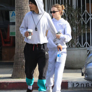 Lily Rose Depp et son compagnon Yassine Stein sont allés prendre un café à emporter dans les rues de Los Angeles. Le 1er avril 2022