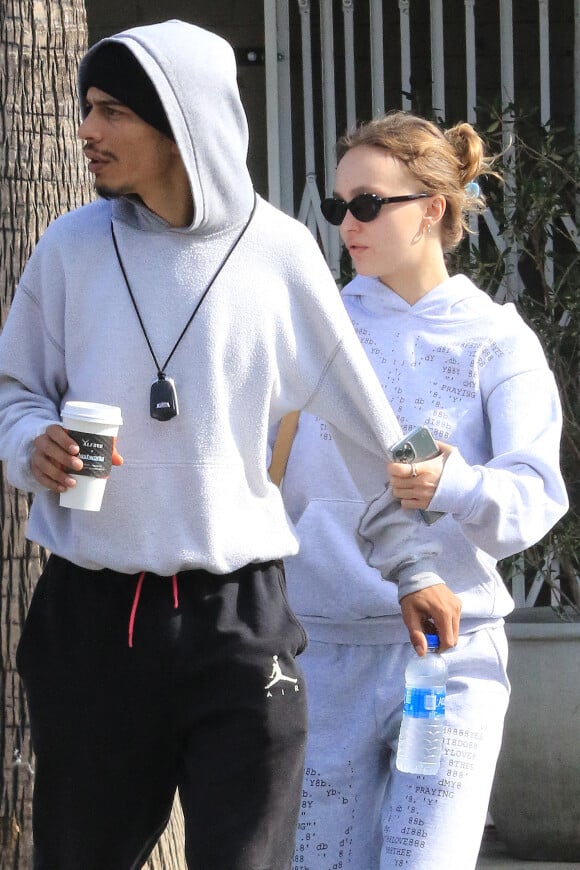 Lily Rose Depp et son compagnon Yassine Stein sont allés prendre un café à emporter dans les rues de Los Angeles. Le 1er avril 2022