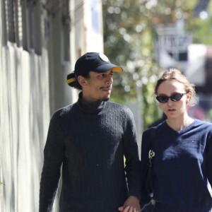 Exclusif - Lily-Rose Depp et son nouveau compagnon Yassine Stein vont prendre leur petit-déjeuner à West Hollywood le 7 mars 2022.