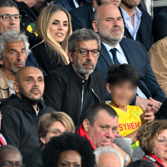 Michel Cymes et son plus jeune fils - People lors de la finale de la Coupe de France de football entre le FC Nantes et l'OGC Nice (1-0) au stade de France, Saint-Denis le 7 mai 2022. © Lionel Urman / Bestimage