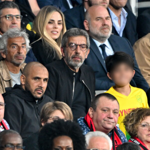 Michel Cymes et son plus jeune fils - People lors de la finale de la Coupe de France de football entre le FC Nantes et l'OGC Nice (1-0) au stade de France, Saint-Denis le 7 mai 2022. © Lionel Urman / Bestimage