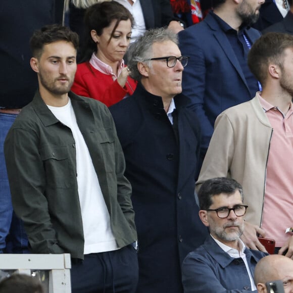 Laurent Blanc et ses fils - People lors de la finale de la Coupe de France de football entre le FC Nantes et l'OGC Nice (1-0) au stade de France, Saint-Denis le 7 mai 2022 © Cyril Moreau