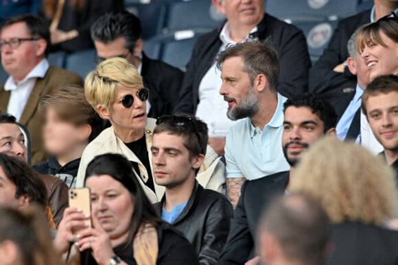 Marina Foïs et son fils George, Nicolas Duvauchelle et sa compagne Chloé Roy - People au match de football de ligue 1 Uber Eats entre le Paris St Germain et Troyes (2-2) à Paris le 8 mai 2022.
