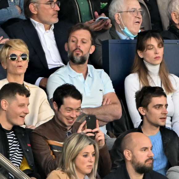 Marina FoÔs et son fils George, Nicolas Duvauchelle et sa compagne ChloÈ Roy - People au match de football de ligue 1 Uber Eats entre le Paris St Germain et Troyes (2-2) à Paris le 8 mai 2022.