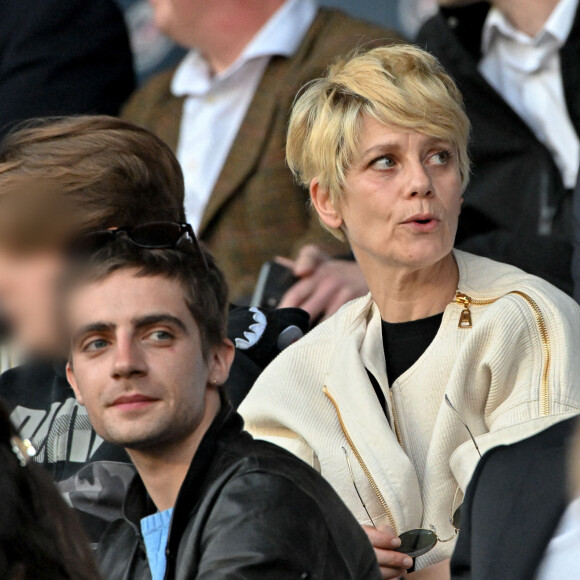 Marina Foïs et son fils George, Nicolas Duvauchelle - People au match de football de ligue 1 Uber Eats entre le Paris St Germain et Troyes (2-2) à Paris le 8 mai 2022.