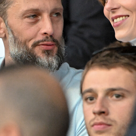 Nicolas Duvauchelle et sa compagne Chloé Roy - People au match de football de ligue 1 Uber Eats entre le Paris St Germain et Troyes (2-2) à Paris le 8 mai 2022.
