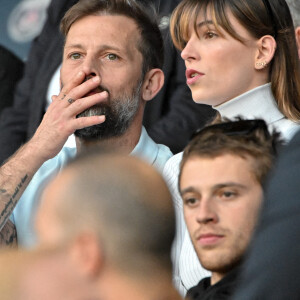 Nicolas Duvauchelle et sa compagne Chloé Roy - People au match de football de ligue 1 Uber Eats entre le Paris St Germain et Troyes (2-2) à Paris le 8 mai 2022.