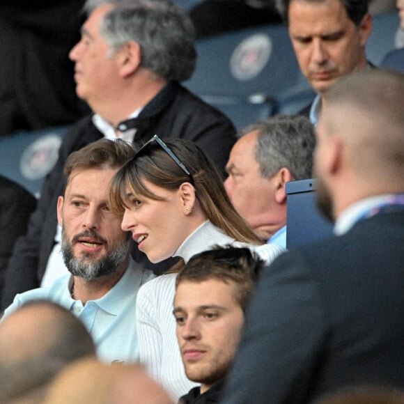 Nicolas Duvauchelle et sa compagne Chloé Roy - People au match de football de ligue 1 Uber Eats entre le Paris St Germain et Troyes (2-2) à Paris le 8 mai 2022.