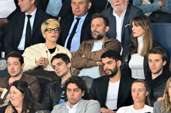 Marina Foïs Nicolas Duvauchelle et sa compagne Chloé Roy - People au match de football de ligue 1 Uber Eats entre le Paris St Germain et Troyes (2-2) à Paris le 8 mai 2022.