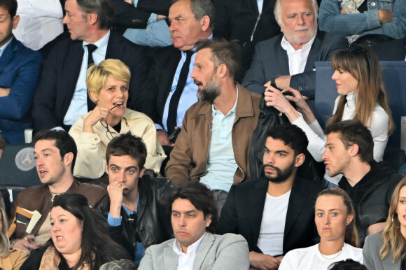 Marina Foïs, Nicolas Duvauchelle et sa compagne Chloé Roy - People au match de football de ligue 1 Uber Eats entre le Paris St Germain et Troyes (2-2) à Paris le 8 mai 2022.