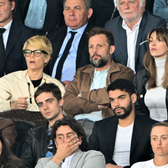 Marina Foïs, Nicolas Duvauchelle et sa compagne Chloé Roy - People au match de football de ligue 1 Uber Eats entre le Paris St Germain et Troyes (2-2) à Paris le 8 mai 2022.