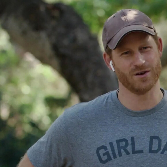 Le prince Harry, duc de Sussex, dans une vidéo de promotion de sa société d'éco-voyage "Travalyst", qui prône le tourisme durable, aux côtés des acteurs Rhys Darby, Dave Fane et Rena Owen. Nouvelle-Zélande. Le 9 mai 2022. 