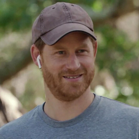 Le prince Harry, duc de Sussex, dans une vidéo de promotion de sa société d'éco-voyage "Travalyst", qui prône le tourisme durable, aux côtés des acteurs Rhys Darby, Dave Fane et Rena Owen. Nouvelle-Zélande.