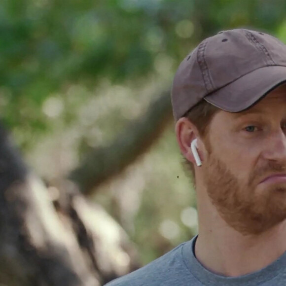 Le prince Harry, duc de Sussex, dans une vidéo de promotion de sa société d'éco-voyage "Travalyst", qui prône le tourisme durable, aux côtés des acteurs Rhys Darby, Dave Fane et Rena Owen. Nouvelle-Zélande. Le 9 mai 2022. 